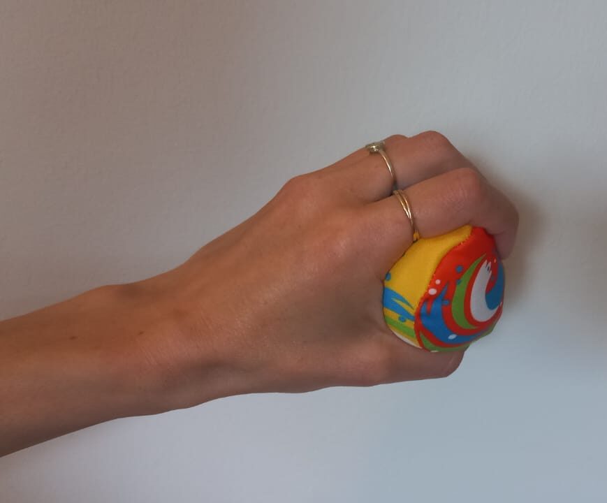 Hand mit Stressball, um die Anspannung im Beckenboden zu symbolisieren